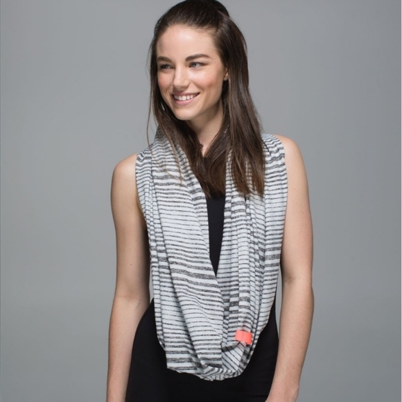Lululemon Vinyasa Scarf *RuluMini Akido Stripe Heathered Black Heathered Silver - Picture 4 of 7